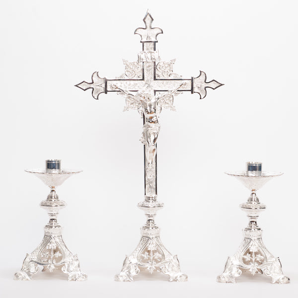 Juego de altar de crucifijo de estilo barroco tradicional y candelabros de 10"