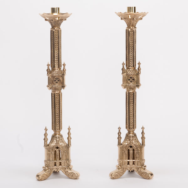 Conjunto de altar de crucifijo y candelabros de estilo gótico francés tradicional