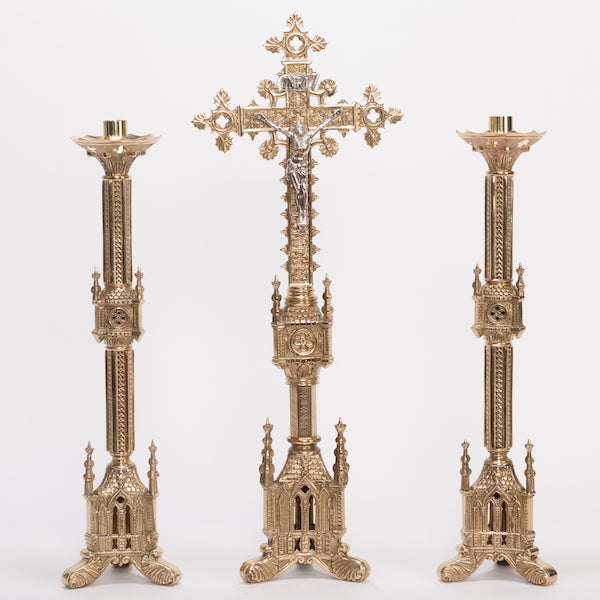 Conjunto de altar de crucifijo y candelabros de estilo gótico francés tradicional