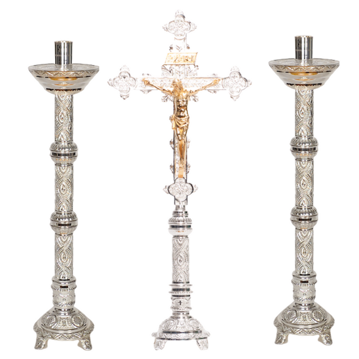 Juego de altar con crucifijo tradicional adornado de 31" y candelabros de 24"