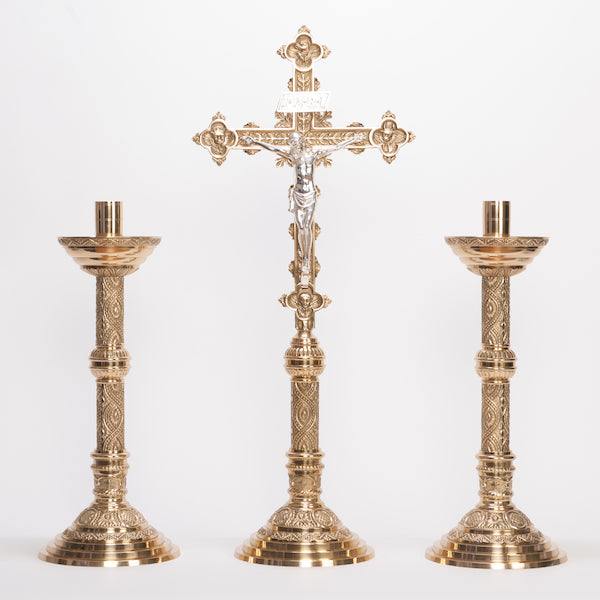 Juego de altar con crucifijo tradicional adornado de 31" y candelabros de 18,5"