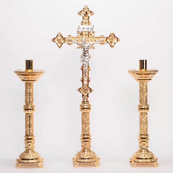 Juego de altar con crucifijo tradicional adornado de 31" y candelabros de 18,5"