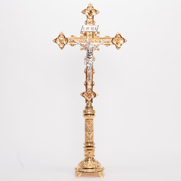 Juego de altar con crucifijo tradicional adornado de 31" y candelabros de 18,5"