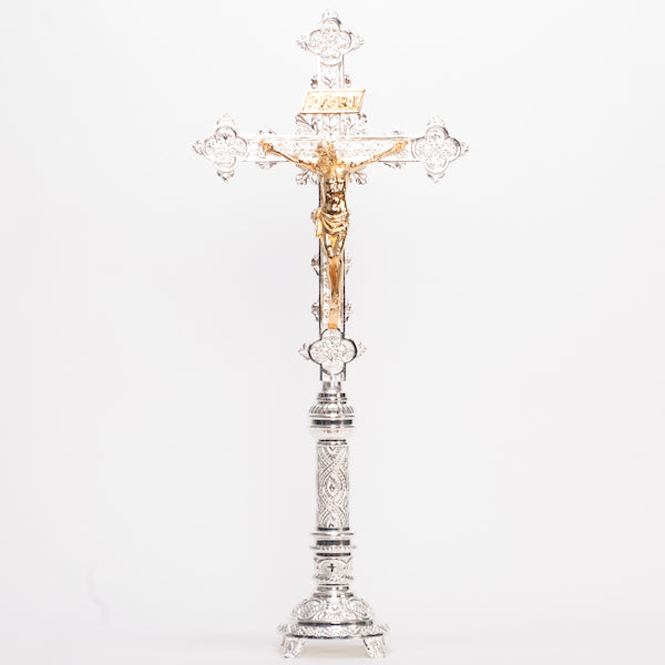 Juego de altar con crucifijo tradicional adornado de 31" y candelabros de 18,5"