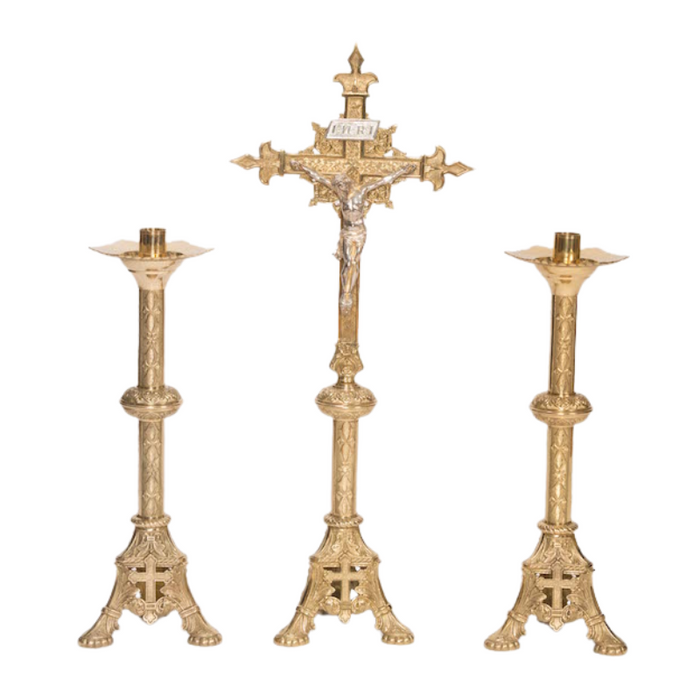 Juego de altar tradicional con crucifijo y candelabros de latón