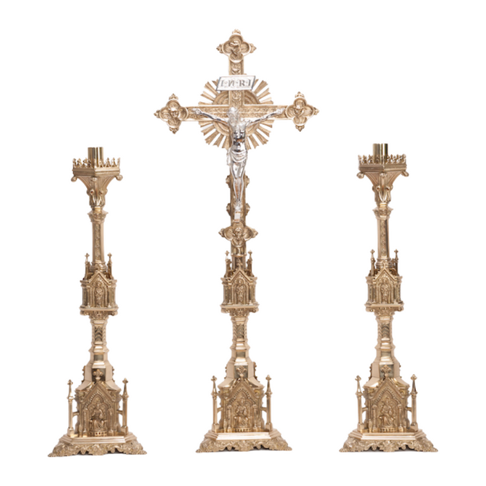 Conjunto de altar de crucifijo y candelabros de estilo gótico francés tradicional