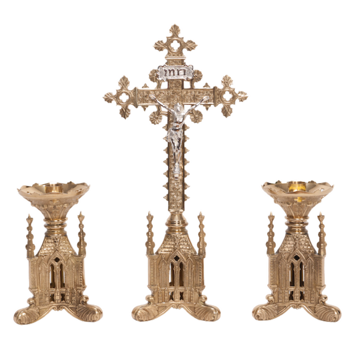 Conjunto de Altar Crucifijo Corto y Candelabros Estilo Gótico Tradicional