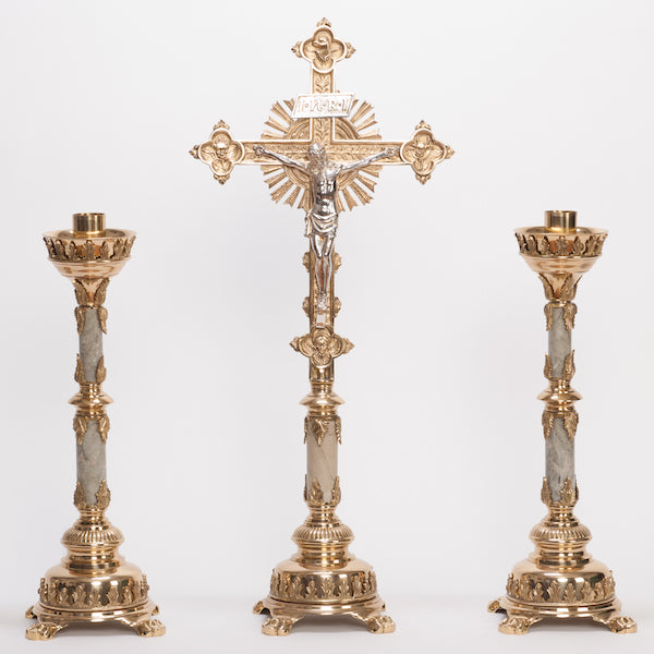 Juego de altar tradicional de crucifijo y candelabros de latón con tallo de mármol