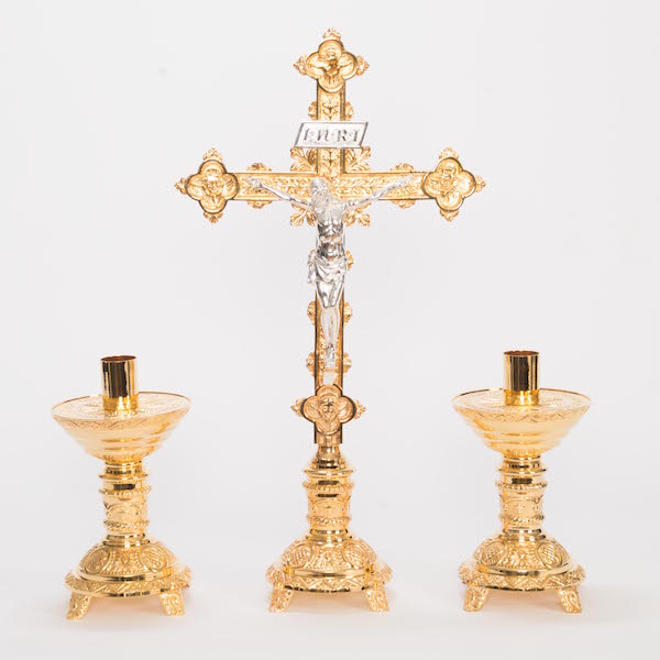 Juego de altar tradicional con crucifijo y candelabros adornados